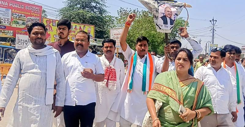 कांग्रेस ने जलाया भाजपा नेताओं का पुतला